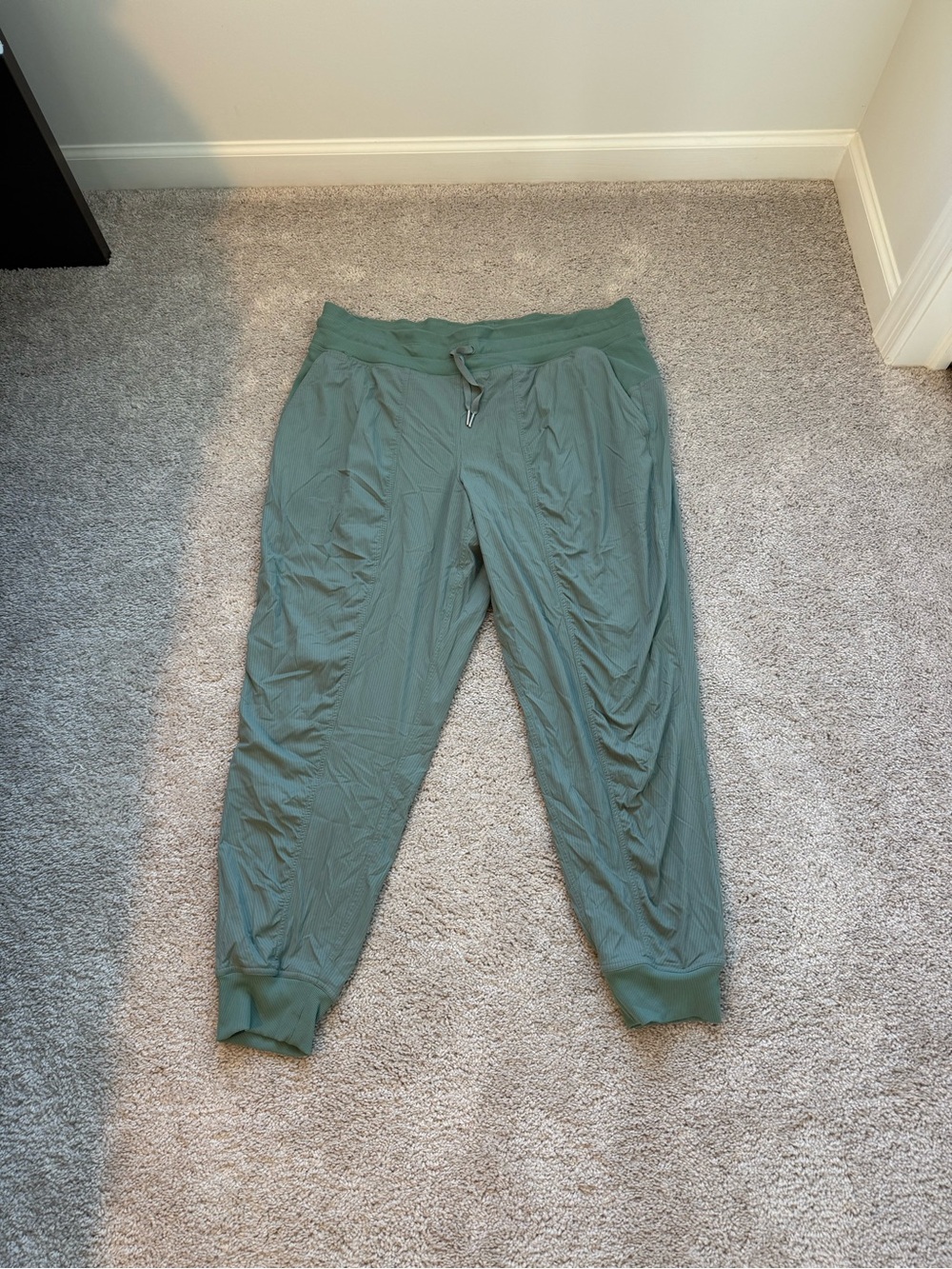 lululemon athletica Mid Rise Dance Studio Jogger. Lined size 16